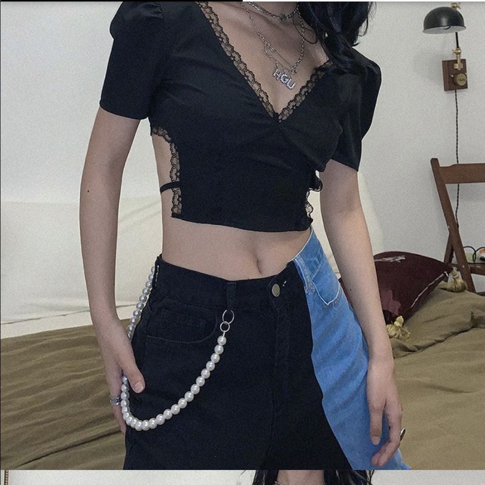 YesStyle - Lace-Trim V-Neck Tie-Back Short-Sleeve Crop Top